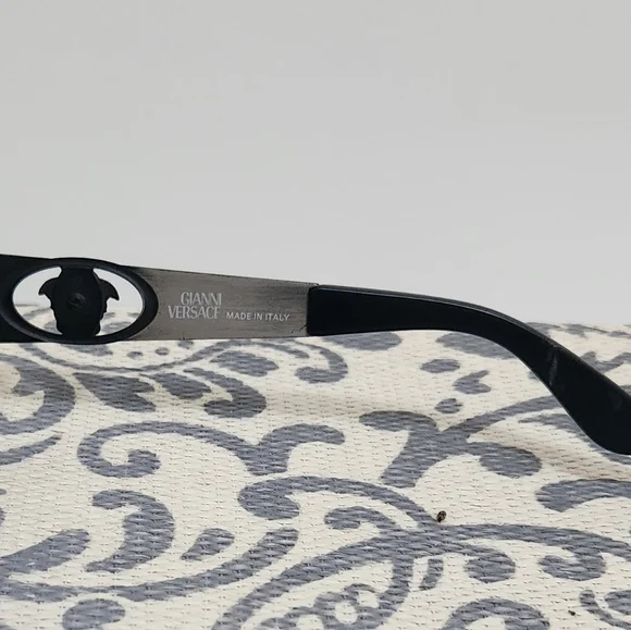 Vintage Versace 90's Sunglasses and MEDUSA CASE - Picture 5 of 11